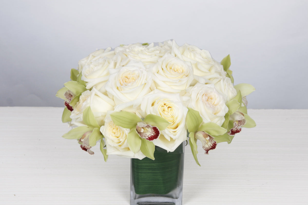 Bouquet de roses blanches & Orchidées Cymbidium